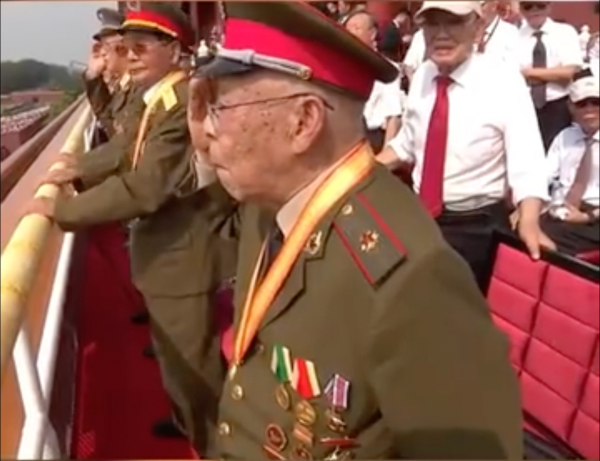 融合配资 阅兵现场观礼老兵起身敬礼画面令人动容
